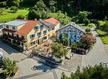 Der Gasthof mit seinen Gebäuden von oben ist zu sehen. Im Hintergrund ist fängt schon der Wald an.