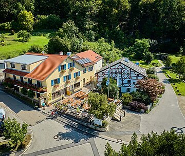 Der Gasthof mit seinen Gebäuden von oben ist zu sehen. Im Hintergrund ist fängt schon der Wald an.