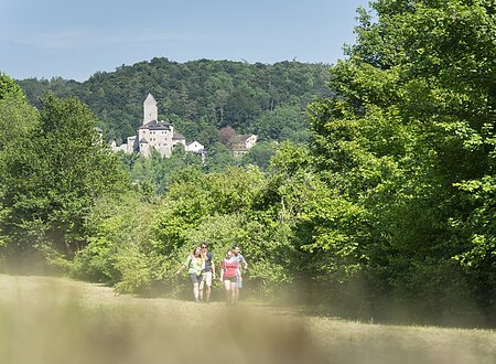 Wanderer vor Burg Kipfenberg