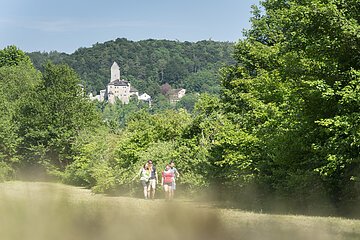 Wanderer vor Burg Kipfenberg