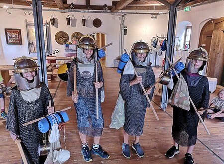Kinder als römische Soldaten