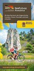 Zwei Radtouristen fahren mit Blick Richtung Burgsteinfelsen an diesen markanten Felsen vorbei