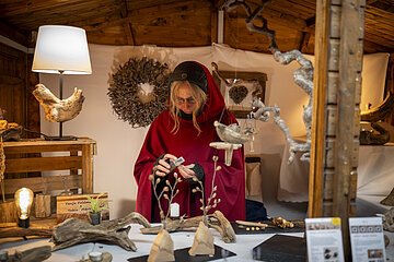 Holzkünstlerin Tanja Feldmeier beim Kipfenberger Weihnachtsmarkt
