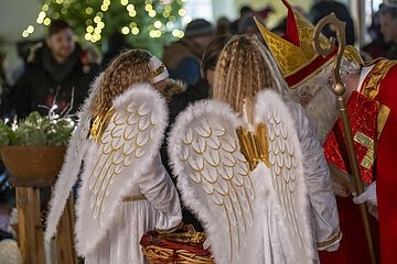 Engel mit Nikolaus beim Kipfenberger Weihnachtsmarkt