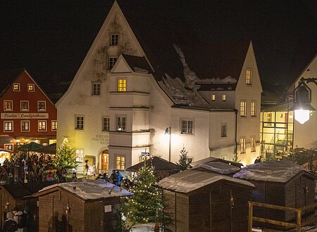 Weihnachtsbuden und Christbaum am Kipfenberger Marktplatz. Bürger- und Kulturzentrum Krone im Hintergrund