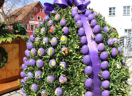 Großes Osterei mit bemalten Eiern