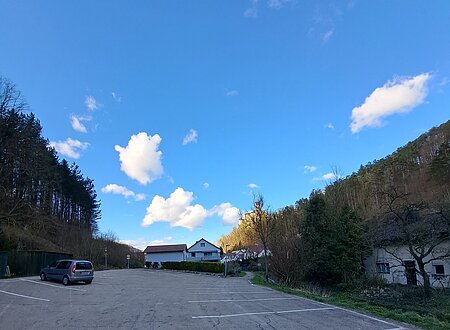 Parkplätze, im Hintergrund Burg Kipfenberg