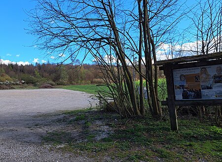 Parkfläche mit Infotafel