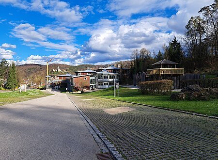 Parkplatz mit Gebäude im Hintergrund