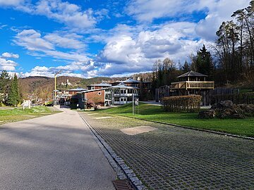 Parkplatz mit Gebäude im Hintergrund