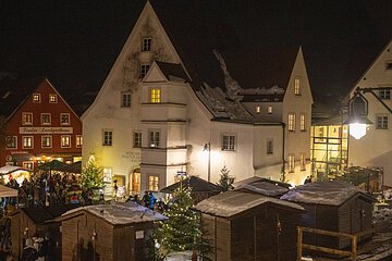 Budenzauber beim Kipfenberger Weihnachtsmarkt 2023 Weihnachtsbuden und Christbaum am Kipfenberger Marktplatz. Bürger- und Kulturzentrum Krone im Hintergrund