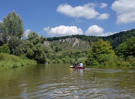 Kanu im Wasser, im Hintergrund die Arnsberger Leite