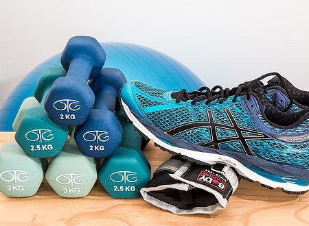 Gewichte und Turnschuhe