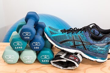 Fitnessausrüstung Gewichte und Turnschuhe