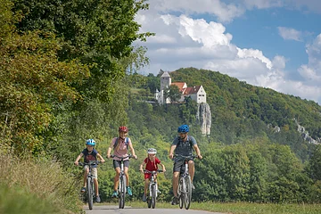 Radler unterhalb der Burg Prunn