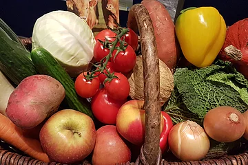 Korb mit verschiedenen Obst- und Gemüsearten