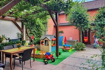 Spielplatz im Innenhof des Gasthauses Schneiderwirt
