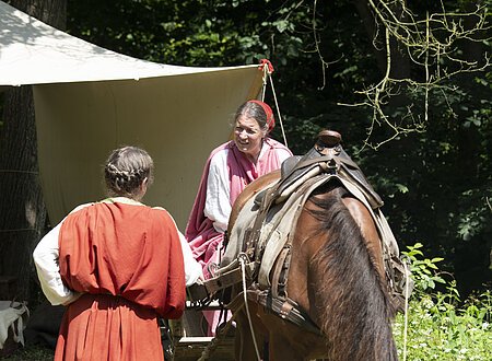 Pferde und Personen mit historischer Kleidung
