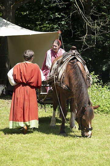 Limesritt Pferde und Personen mit historischer Kleidung