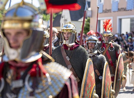 Römergruppe mit Standarten
