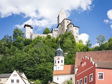 Blick auf Burg Kipfenberg und Kirche Mariä Himmelfahrt Burg und Kirche in Kipfenberg