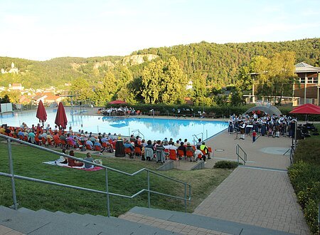 Fest im Freibad mit Musikern und Publikum