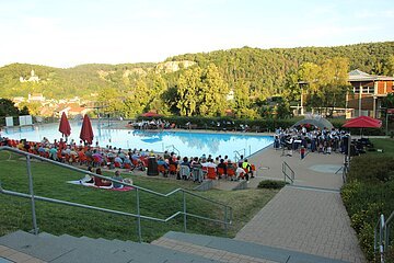 Fest im Freibad mit Musikern und Publikum