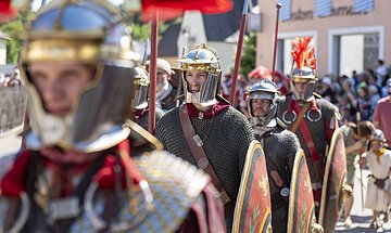 Römergruppe mit Standarten