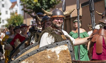 Als Germane gewandeter Mann