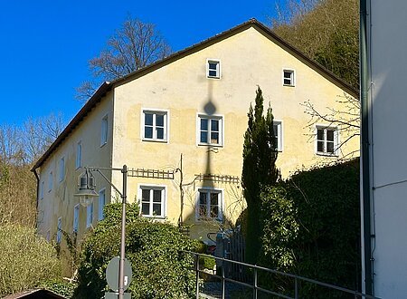 Gelbes Haus mit Gartenausschnitt