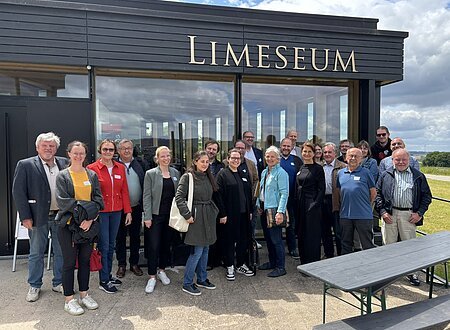 Gruppenfoto Runder Tisch Museen LIMESEUM Es handelt sich um ein Gruppenfoto von etwa 20  erwachsenen Personen verschiedenen Alters, die vor dem LIMESEUM in Ruffenhofen stehen