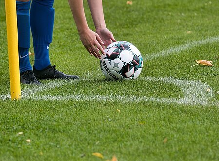 Fußballspiel Ball liegt in Ecke