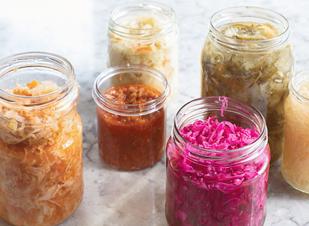 Gläser mit fermentiertem Gemüse