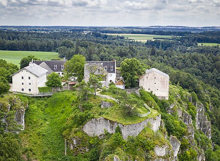Gelände von Schloss Arnsberg und Burgruine mit Bergfried