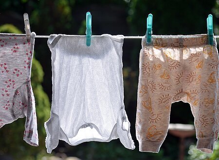 Babykleidung an Wäscheleine