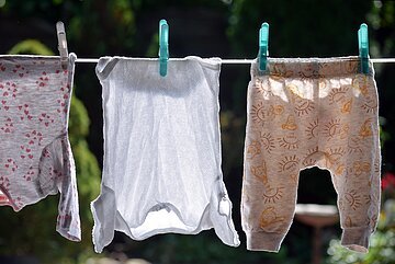 Babykleidung an Wäscheleine