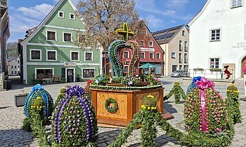 Osterbrunnen am Marktplatz mit Girlanden und großen Ostereiern