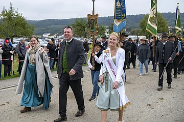 Festumzug mit Menschen und Fahnen