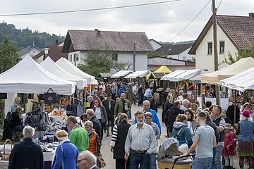 Markttreiben mit Ständen und Menschen