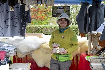 Frau mit Warenangebot am Stand