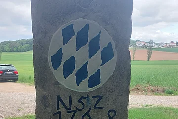 Grenzstein mit bayerischer Raute und Jahreszahl 1768
