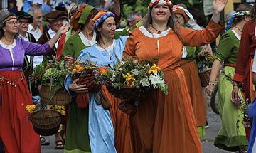 Marktfrauengruppe in historischen Gewändern bei Festumzug