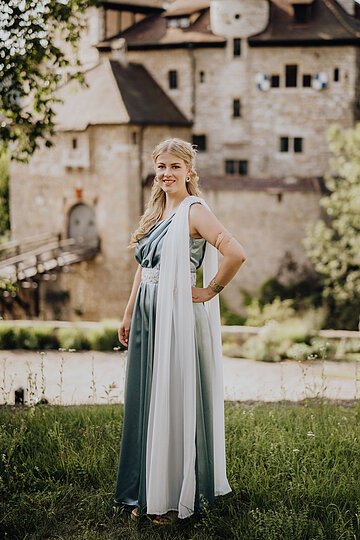 Limeskönigin im blauen Kleid vor Burg Kipfenberg