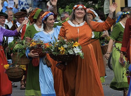 Marktfrauengruppe in historischen Gewändern bei Festumzug