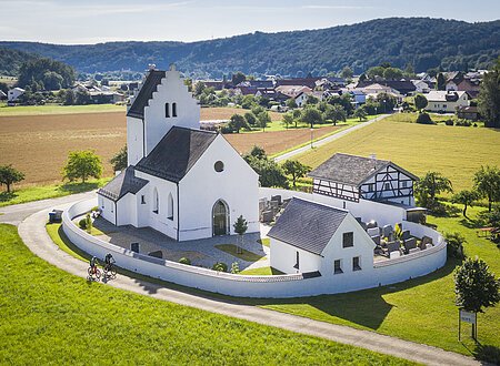 Böhminger Kirche mit Mesnerhaus