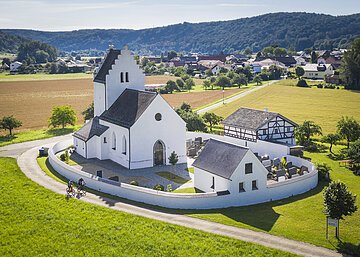 Böhminger Kirche mit Mesnerhaus