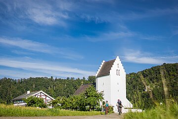 Mesnerhaus und Kirche Böhming