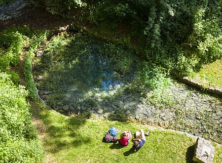 Wanderer an der Karstquelle Grüner Topf in Kipfenberg-Grösdorf