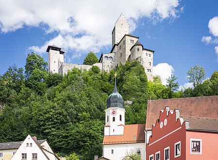 Blick auf Burg Kipfenberg und Kirche Mariä Himmelfahrt