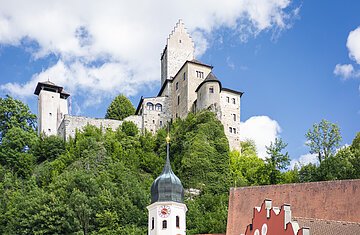 Blick auf Burg Kipfenberg und Kirche Mariä Himmelfahrt Burg und Kirche in Kipfenberg